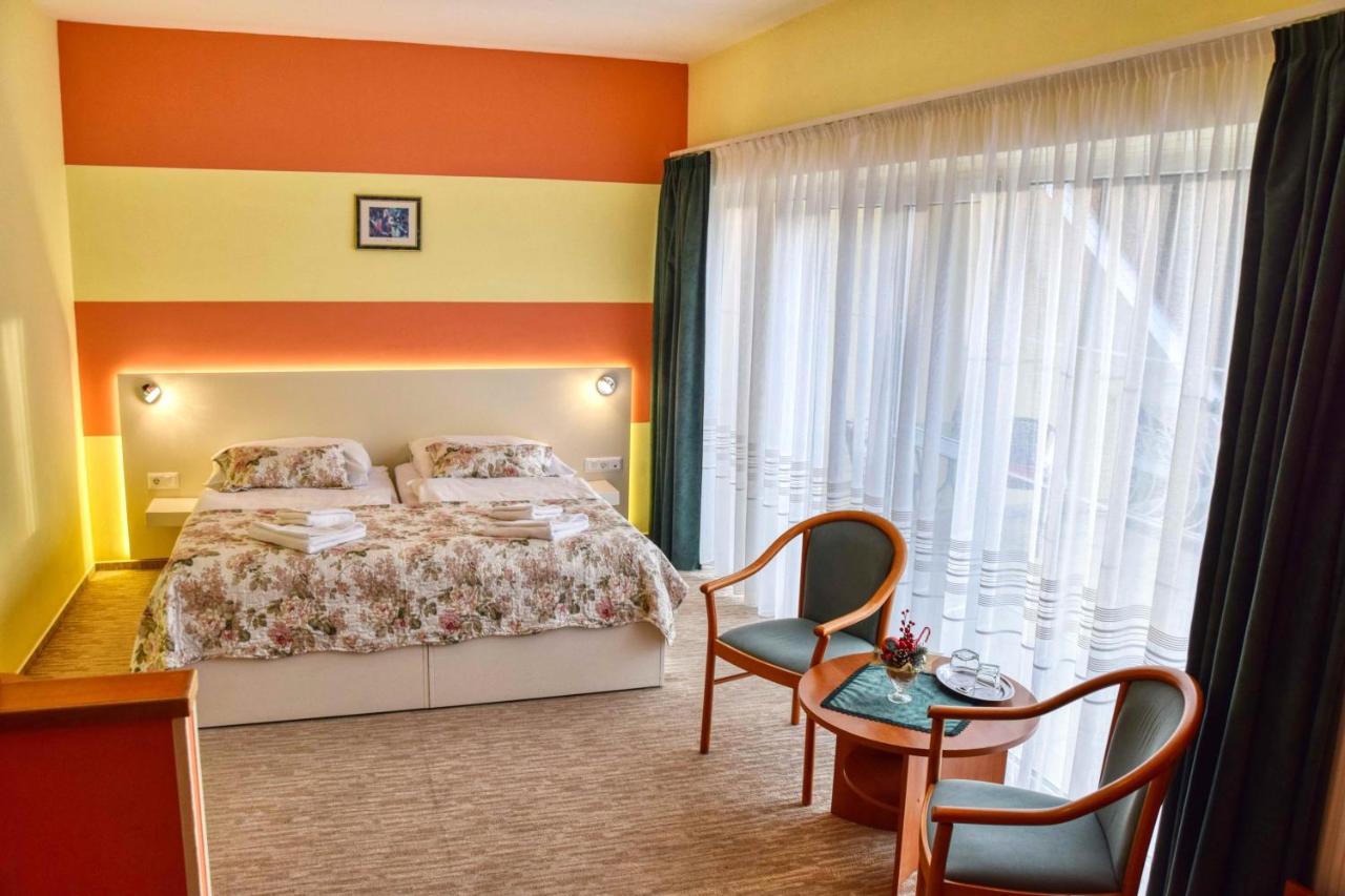 Hotel Penta Lux ตาตา ภายนอก รูปภาพ
